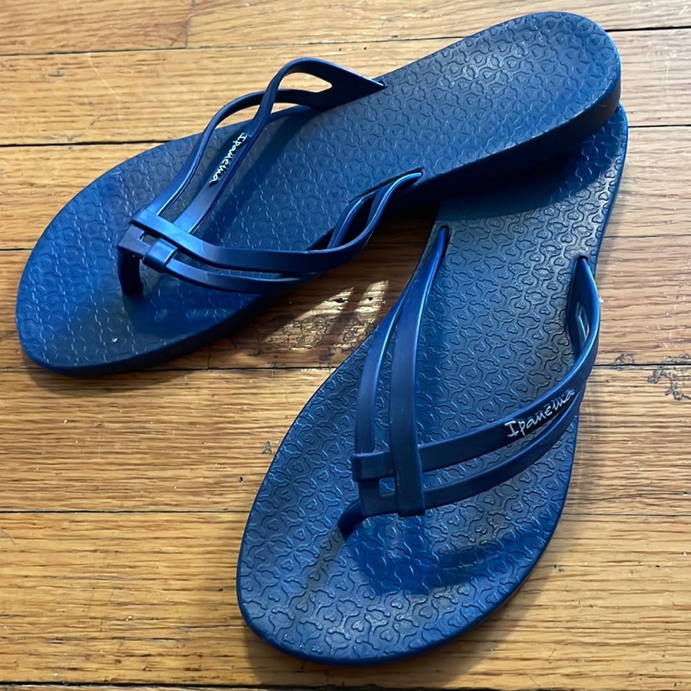 Preowned IPANEMA flip flops.